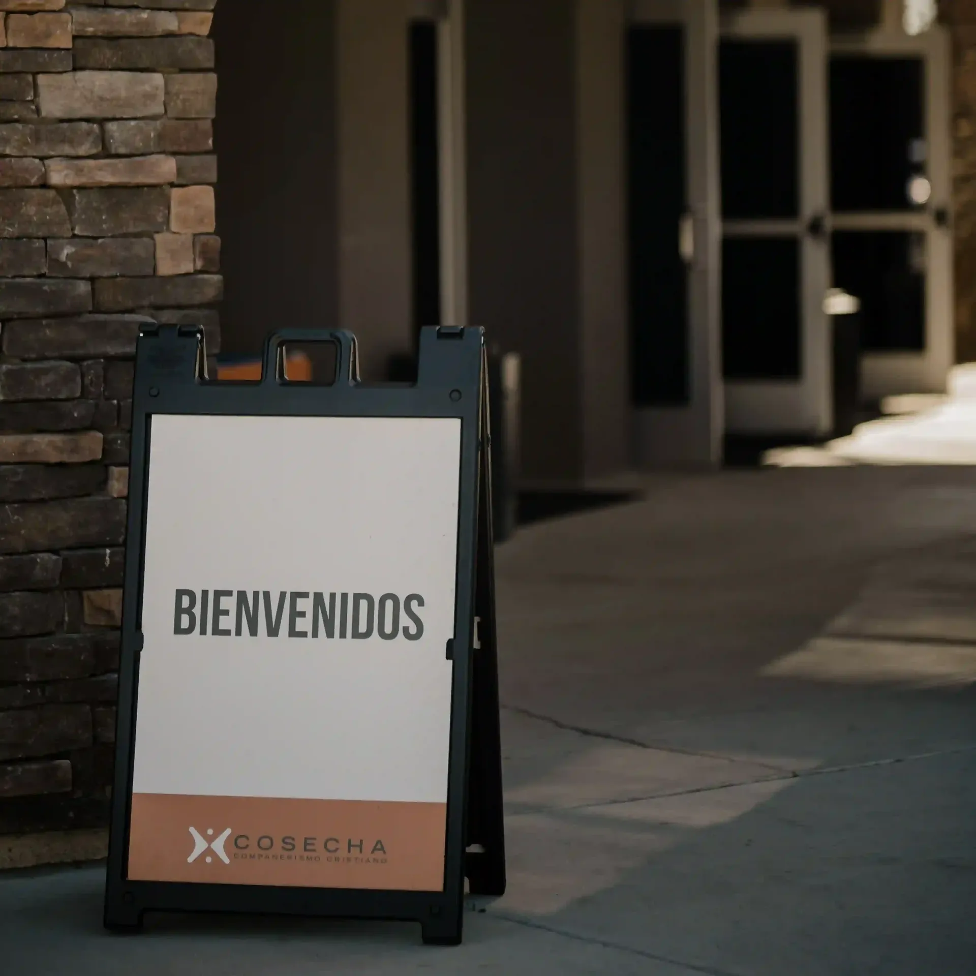 Un cartel de bienvenida fuera de la iglesia.