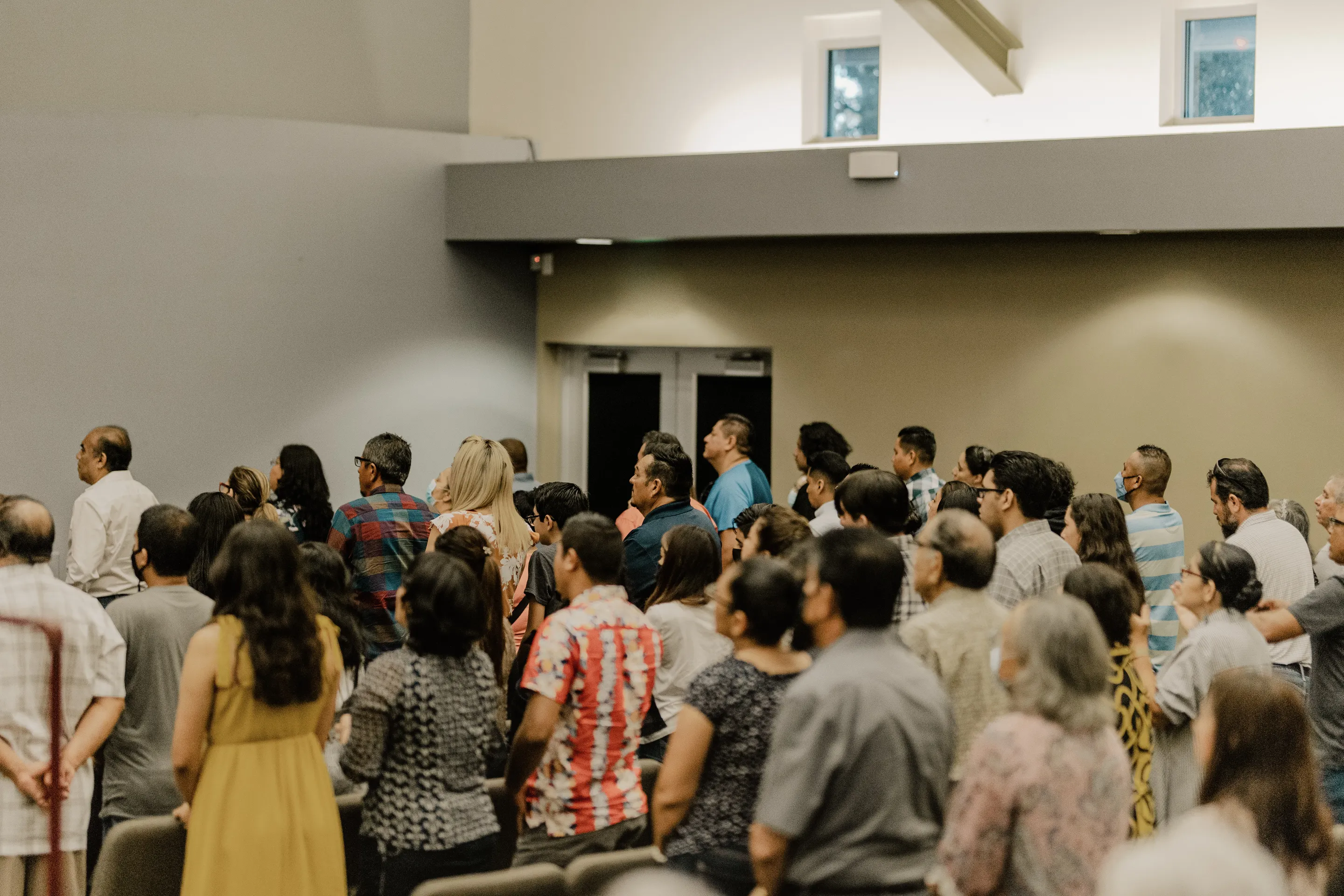 Un grupo de personas en la iglesia.