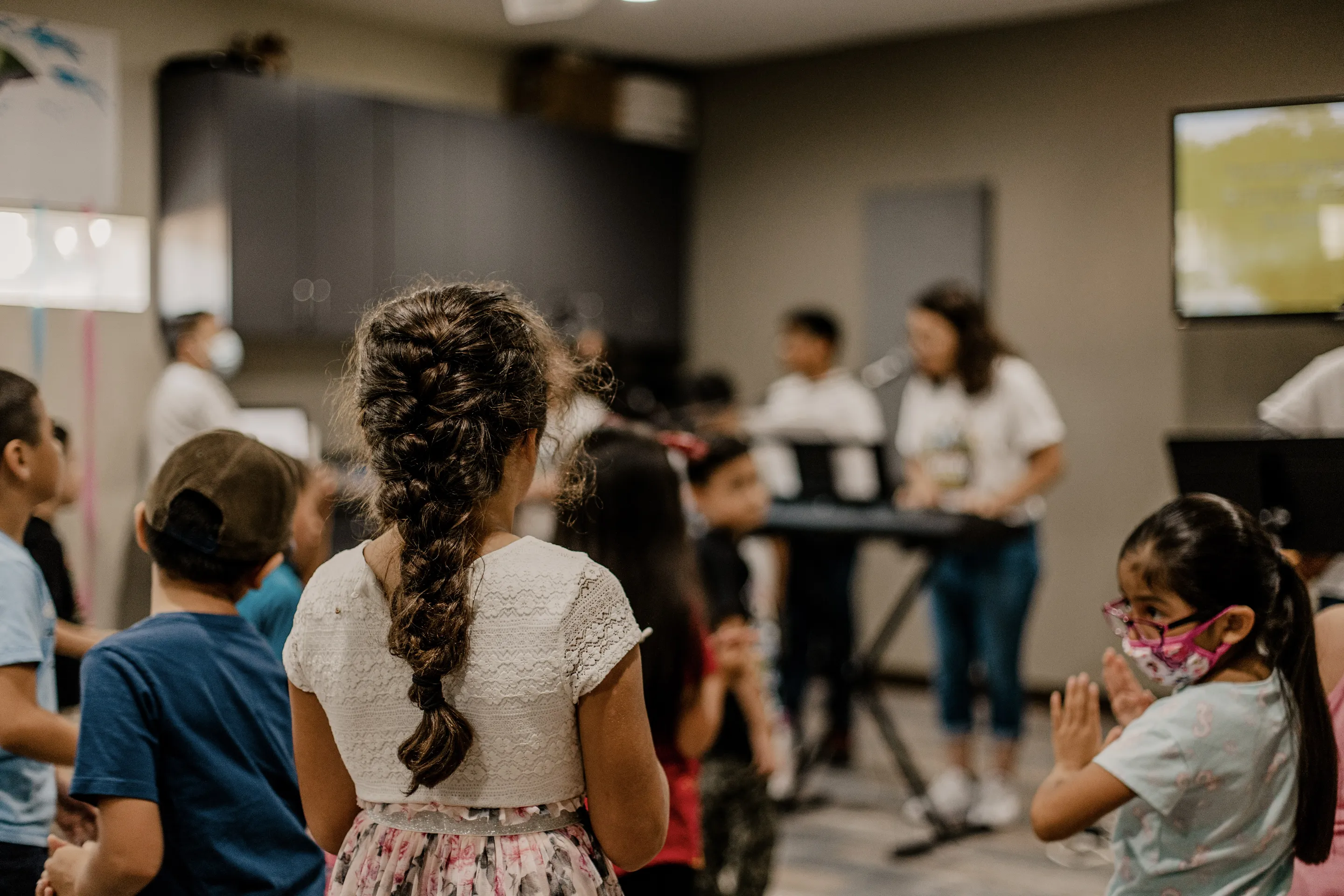 Grupo de niños en clase con canto.
